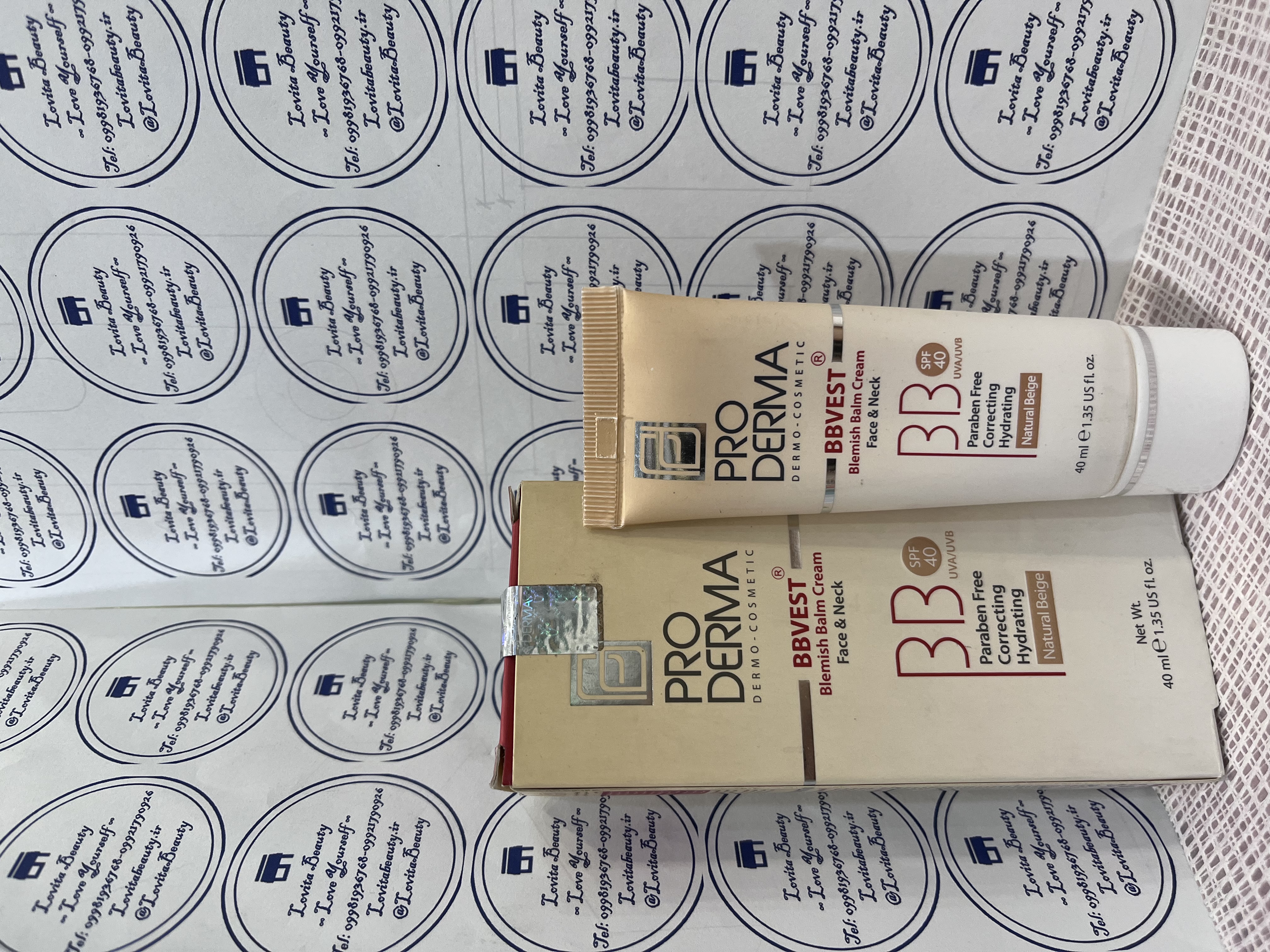 کرم پوشاننده و مرطوب‌کننده رنگی صورت مناسب برای پوست‌های چرب و جوشدار پرودرما با SPF40 بژ طبیعی حجم 40ml