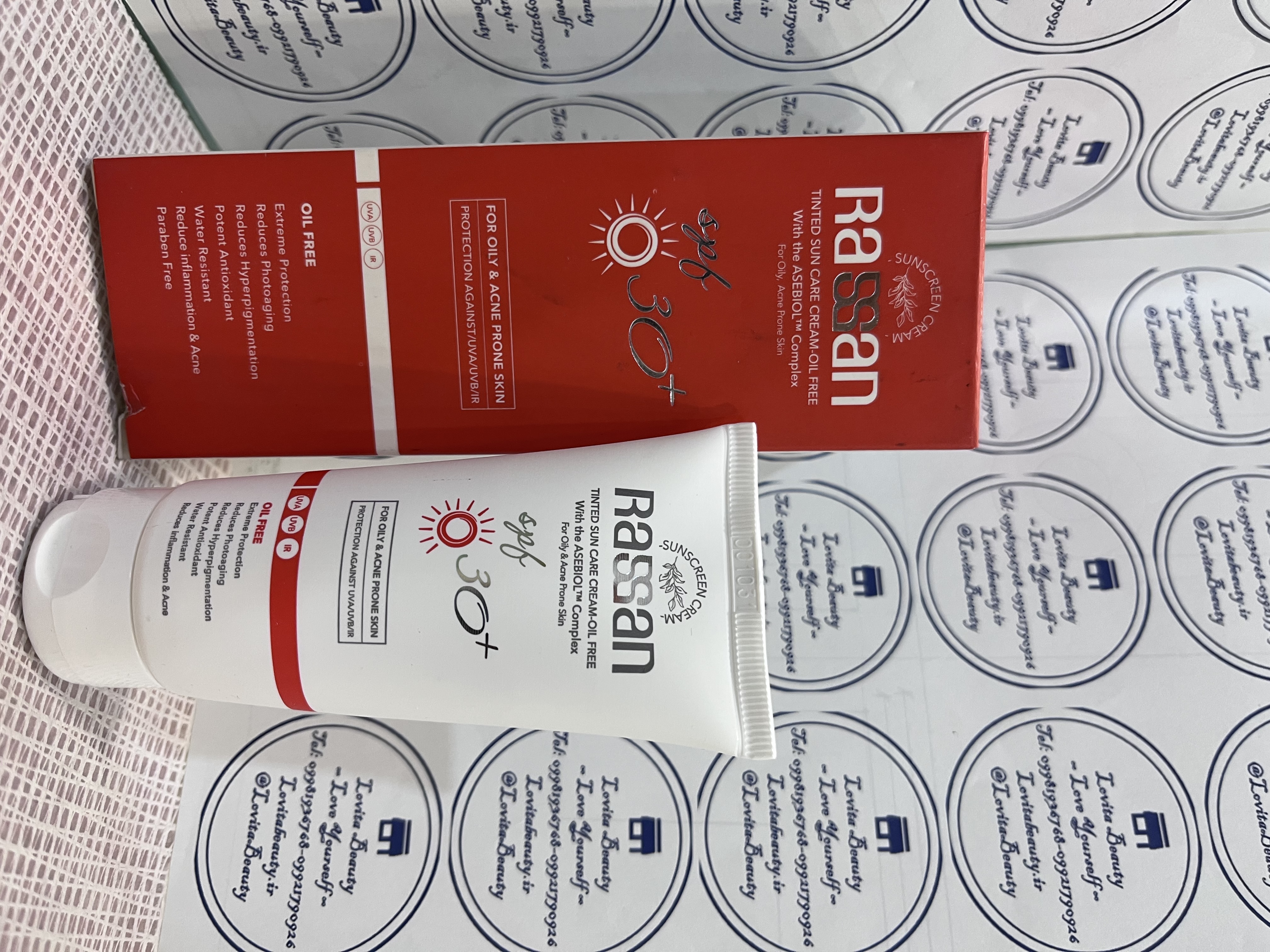 کرم ضد آفتاب رنگی راسن با SPF 30 فاقد چربی و فاقد پارابن مناسب برای پوست‌های چرب و آکنه‌دار حجم 40ml