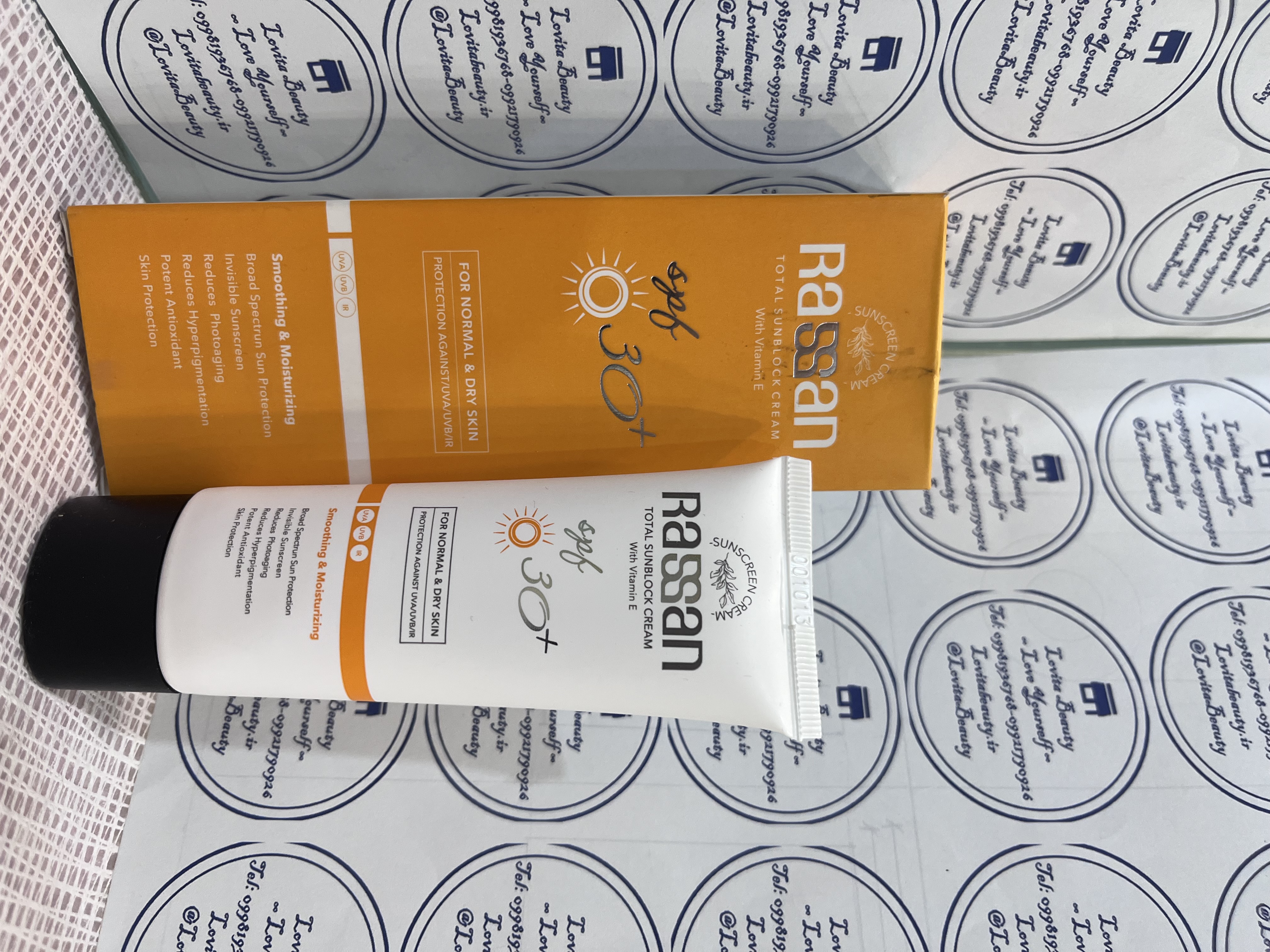 کرم ضد آفتاب معمولی بی رنگ مناسب پوست های معمولی و خشک راسن با SPF 30 حجم 40ml