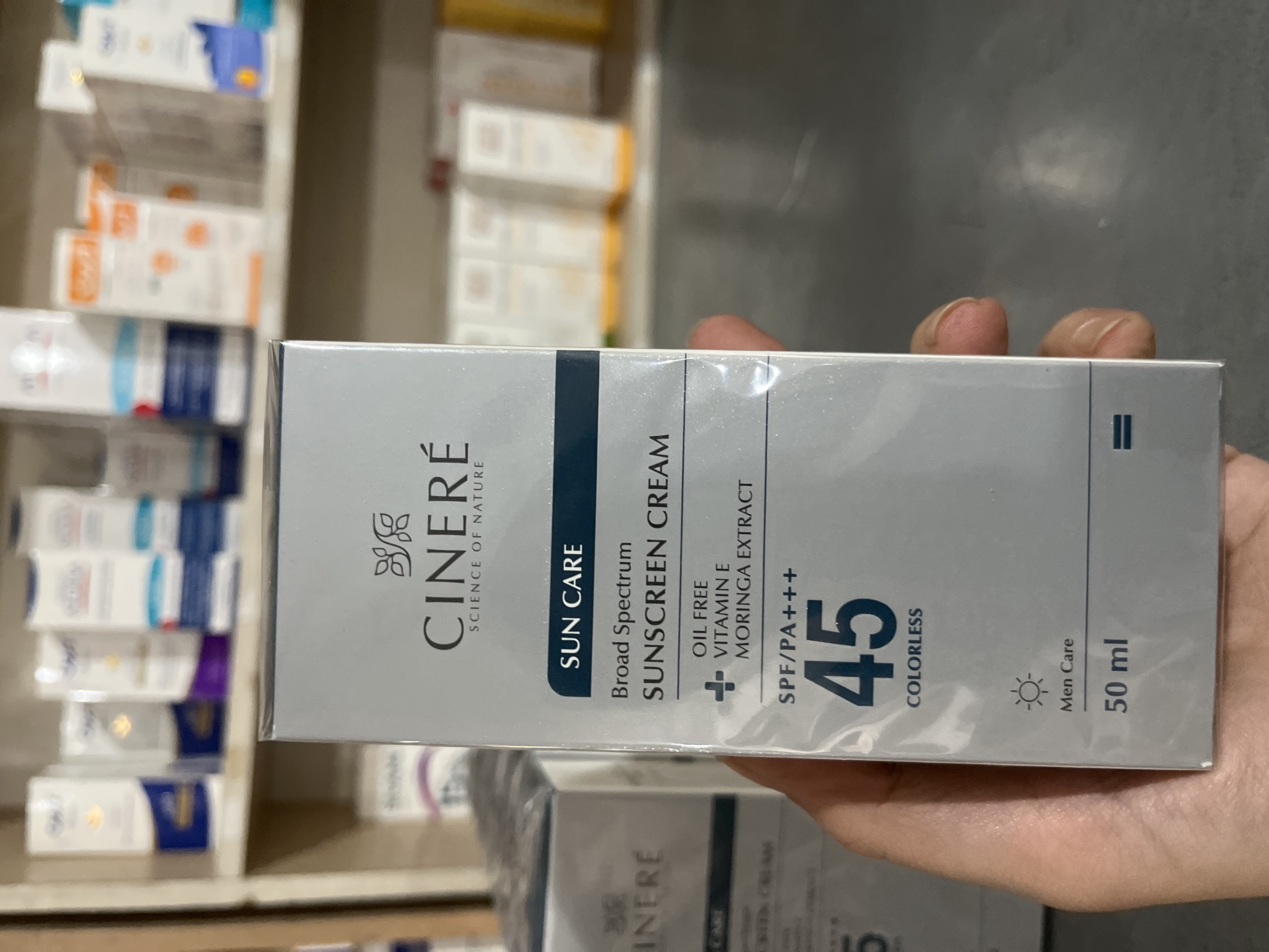 کرم ضد آفتاب بی رنگ سینره با SPF45 مناسب آقایان حجم 50 میلی لیتر