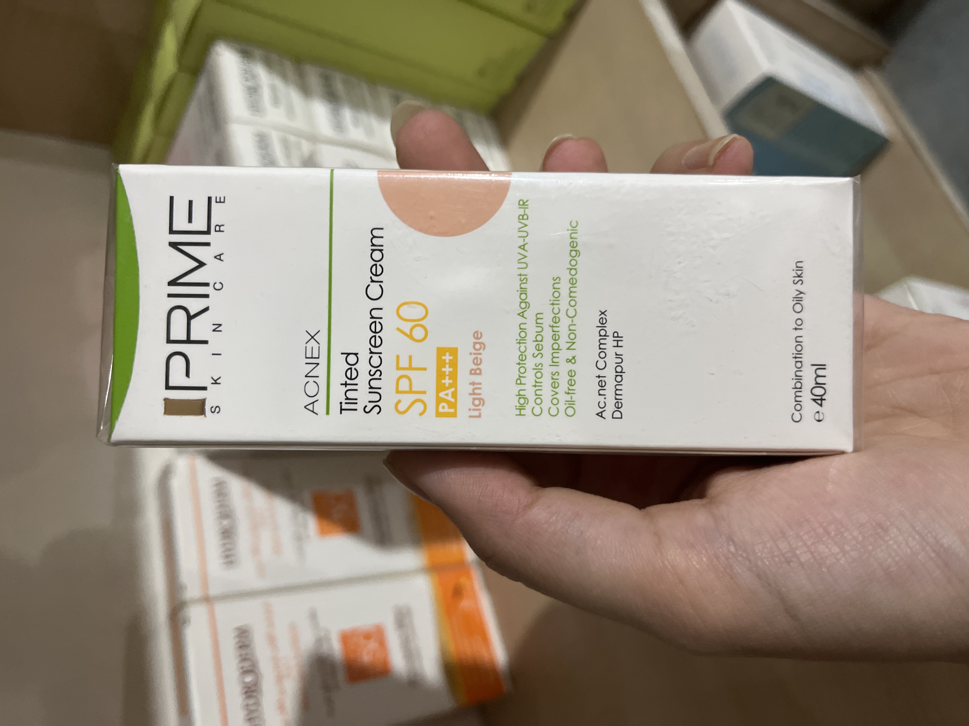 کرم ضد آفتاب رنگی پرایم با SPF60 مناسب پوست های مختلط تا چرب و مستعد جوش حجم 40 میلی لیتر/ بژ روشن