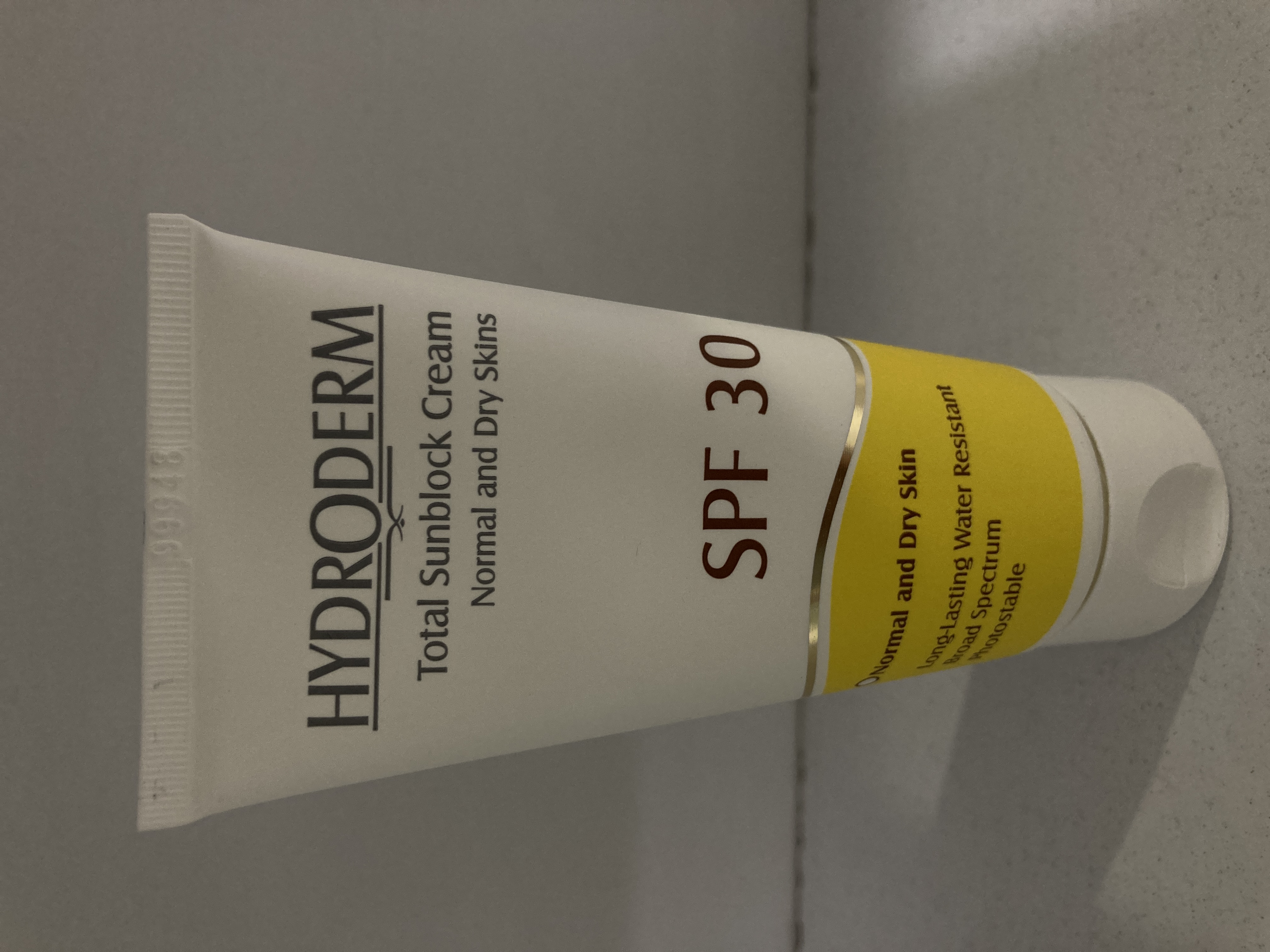 کرم ضد آفتاب بی رنگ هیدرودرم با SPF30 مناسب پوست های معمولی و خشک حجم ۵۰ میلی لیتر
