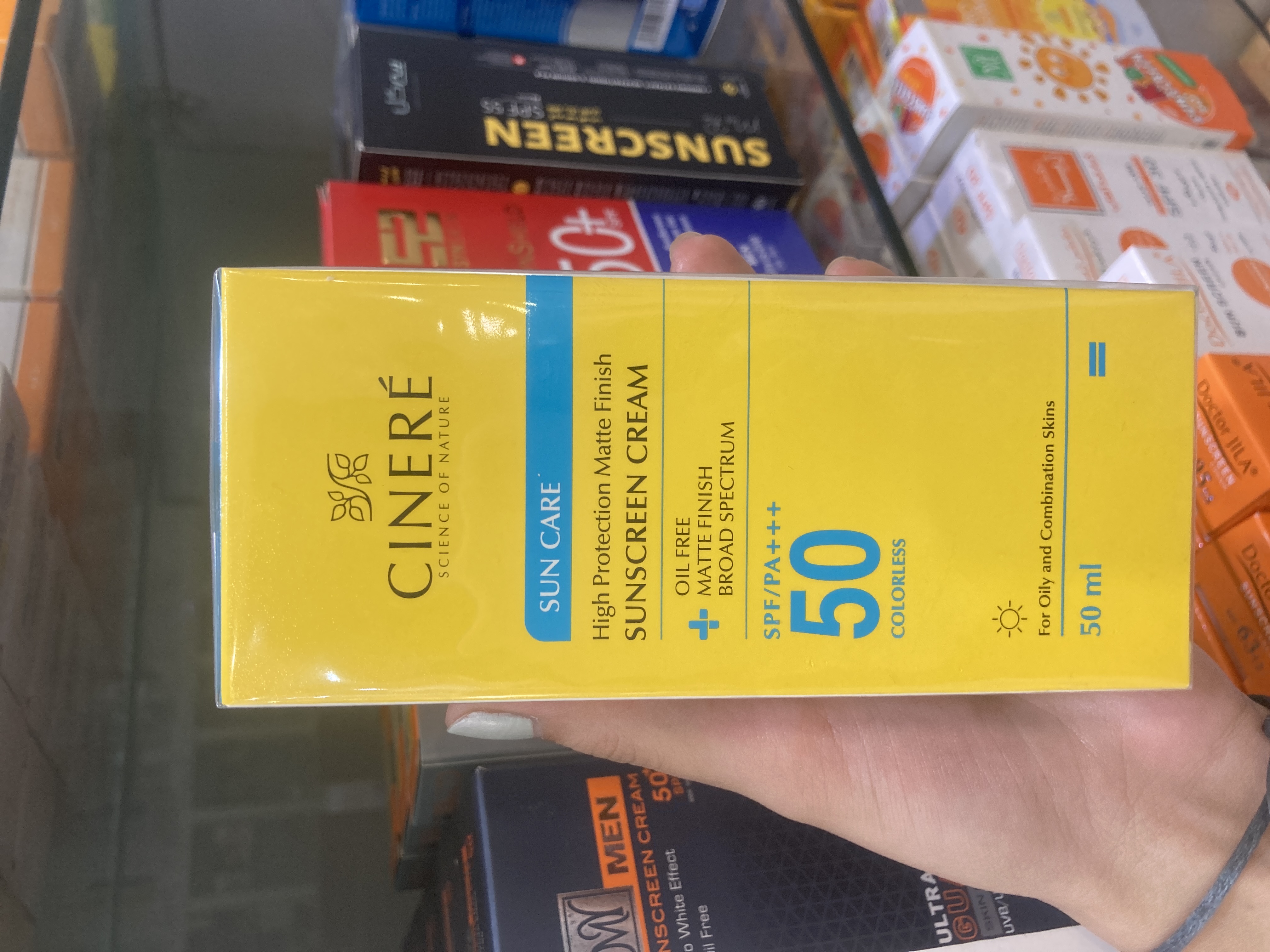 کرم ضد آفتاب بی رنگ سینره با SPF50 مناسب پوست های چرب و مختلط  حجم 50 میلی لیتر