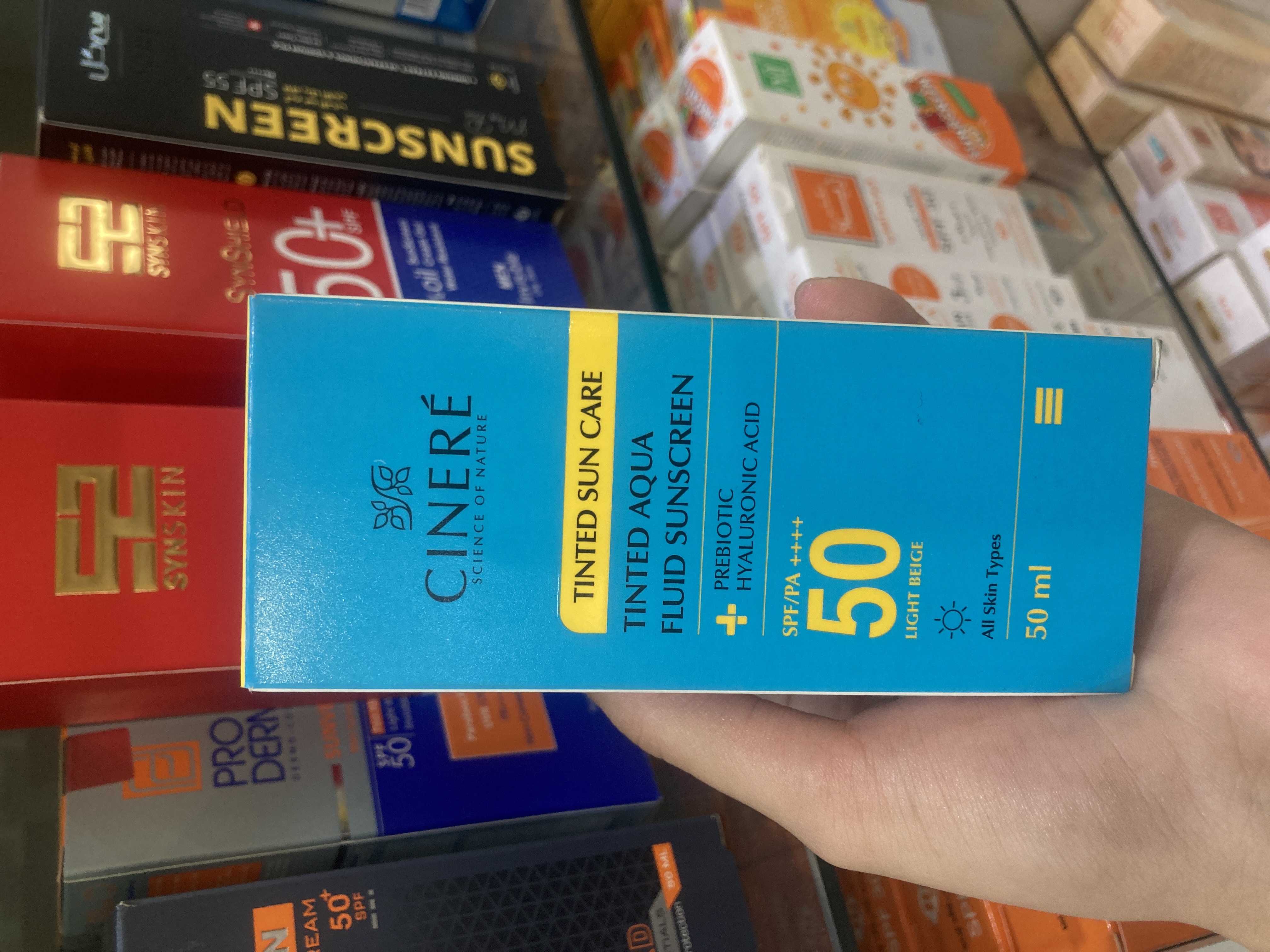 ضد آفتاب فلوئید رنگی سینره با SPF50 مناسب انواع پوست حجم 50 میلی لیتر/ بژ روشن